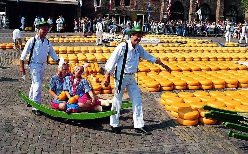 Der Alkmaarer Käsemarkt läutet die niederländische Käsemarktsaison als erster Markt im Land ein.