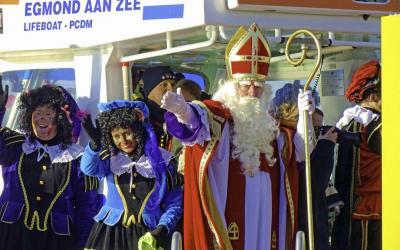 Strand van Egmond aan Zee gezellig druk voor intocht Sinterklaas.