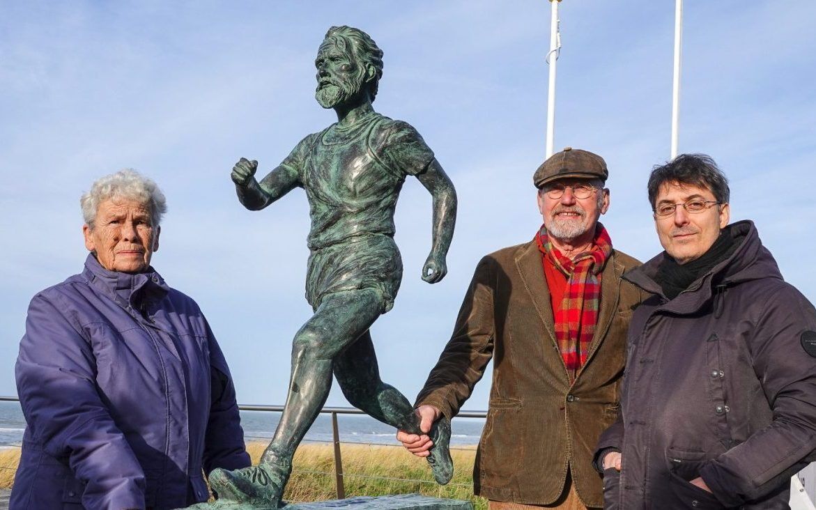 Egmond Marathon statue, a tribute to legendary runner Joop Smit