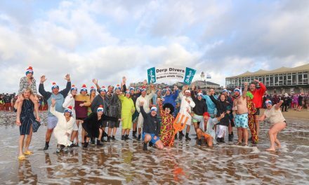 Egmond aan Zee’s Nieuwjaarsduik 2024: Een Frisse Start vol Gezelligheid!