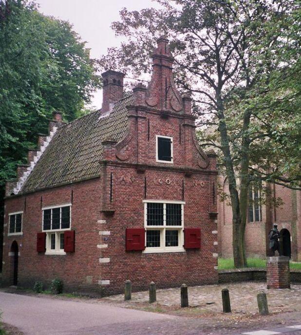 Wunderkammer’, een rariteitenkabinet in de 16de- en 17de-eeuwse trant. Vóór het gebouwtje staat een beeld van de schilder Jan van Scorel.