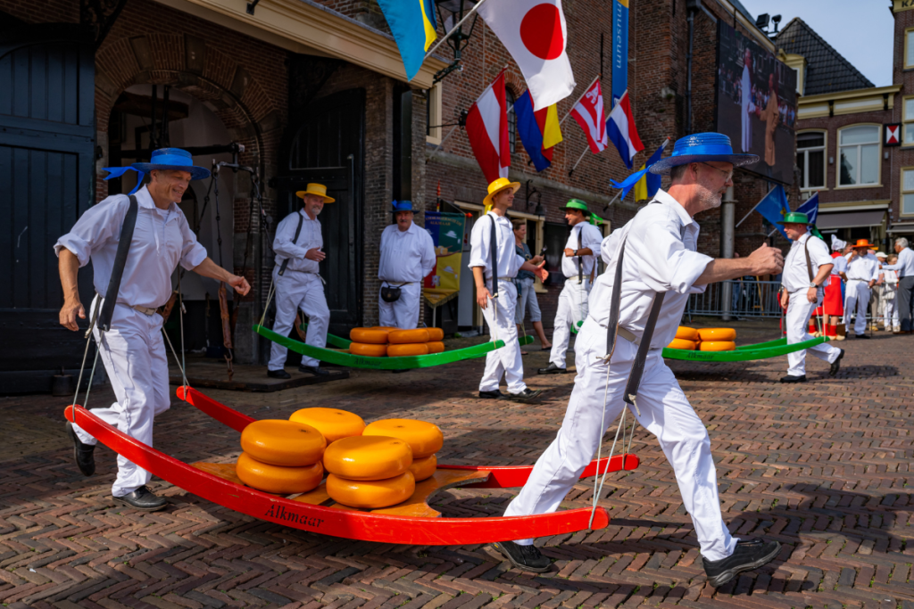 Veems-in-action-on-the-cheese-market-at-the-waag