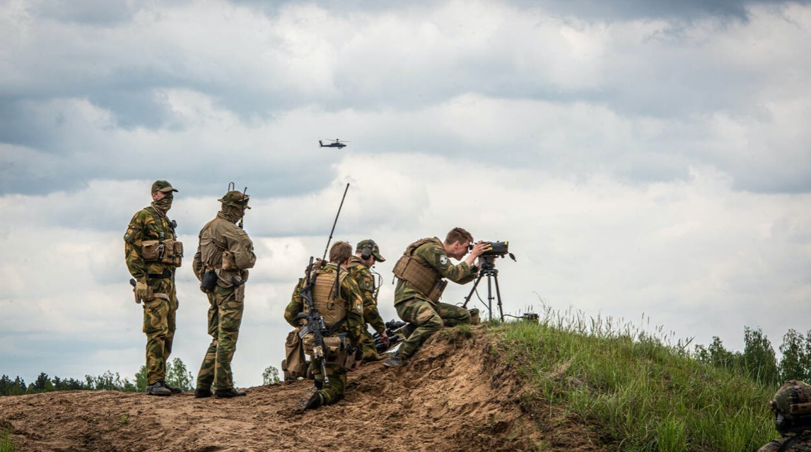 Militairen trainen in duingebied