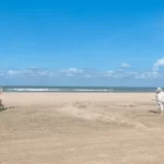 Der Künstler Moritz Ebinger fertigt die größte Strandzeichnung aller Zeiten an