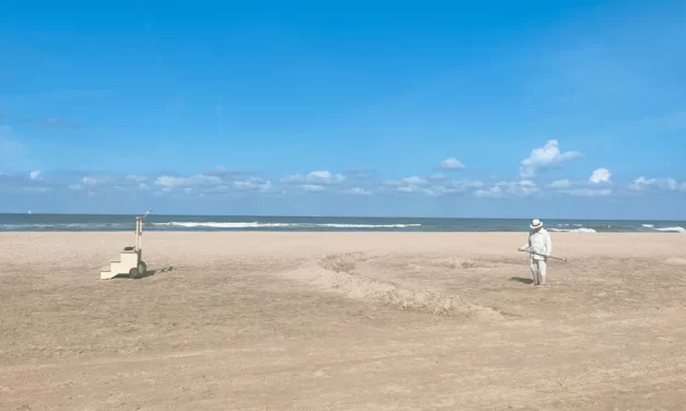 Kunstenaar Moritz Ebinger maakt grootste strandtekening ooit