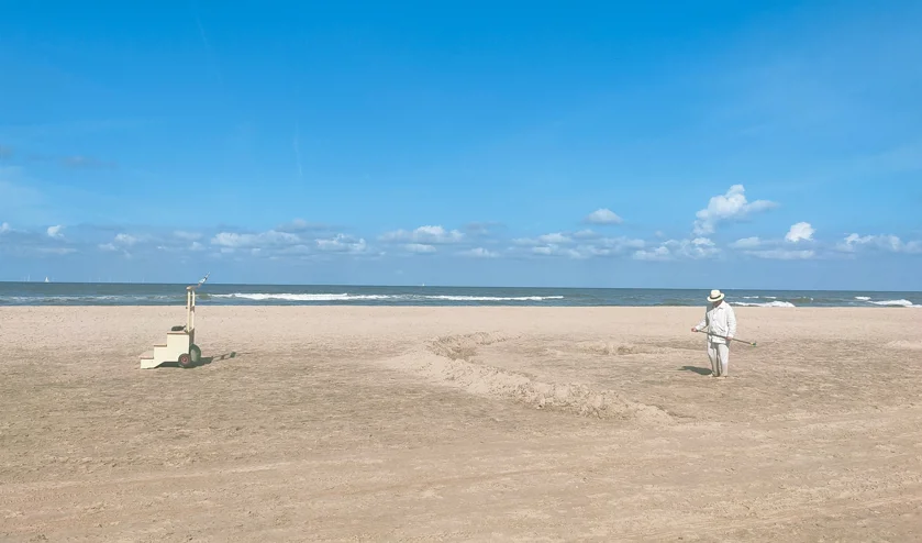 Kunstenaar Moritz Ebinger maakt grootste strandtekening ooit