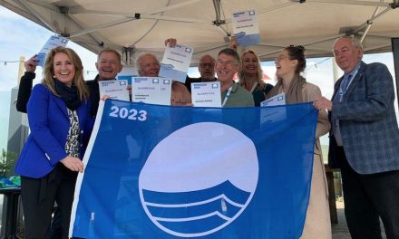 Helga van Leur verleiht Blaue Flagge für den Strand von Egmond