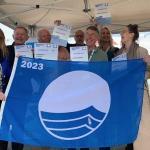 Helga van Leur reikt Blauwe Vlag uit voor strand Egmond