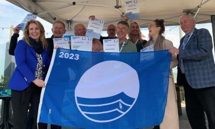 Helga van Leur reikt Blauwe Vlag uit voor strand Egmond
