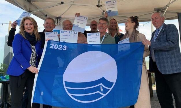 Helga van Leur reikt Blauwe Vlag uit voor strand Egmond