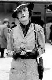 Jansje in 1940s clothing