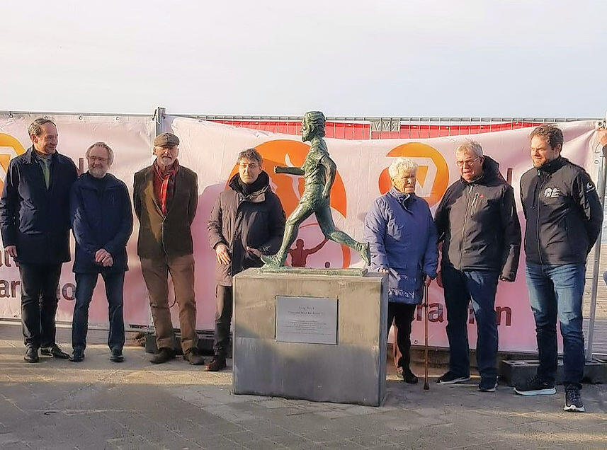 The entire company that contributed to the creation of the sculpture.