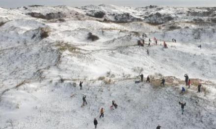 Sleeën in de duinen van Egmond aan Zee.