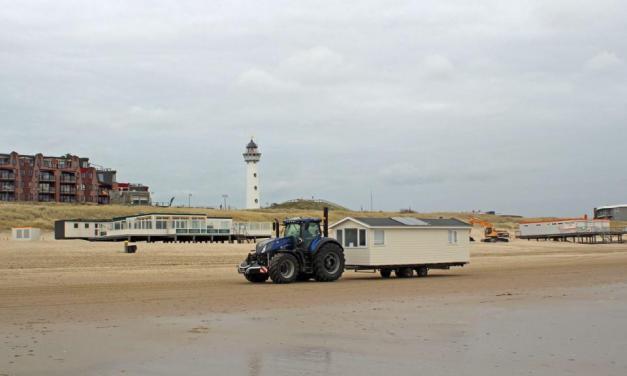 Strandhuisjes en badcabines worden weer opgebouwd