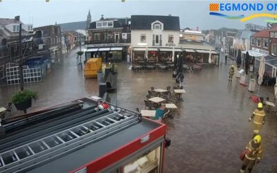 Sintflutartige Regenfälle überschwemmen die Straßen in Egmond aan Zee, die Restaurants in Pompplein und das Cafe de Werf in der Zuiderstraat sind überflutet.