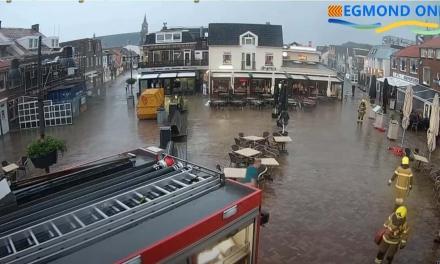Stortbui laat straten onderwater lopen in Egmond aan Zee, restaurants op het Pompplein en het Cafe de Werf in de zuiderstraat veel wateroverlast.