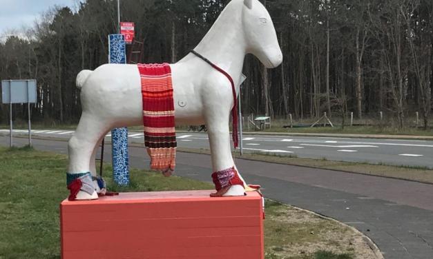 Wit kunstpaard verhuist van kruising Egmond aan Zee naar manege Egmond aan den Hoef